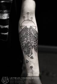 рука чёрно-белое жало кости и крылья гравий рисунок татуировки