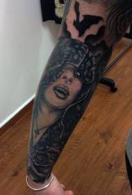 il braccio disegna con precisione il misterioso modello di tatuaggio del vampiro femmina nero