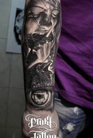 braccio ritratto di donna molto realistico con motivo a tatuaggio corvo occhio