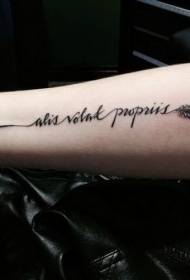 маленькая рука симпатичные маленькие перья с буквами черно-серый рисунок татуировки