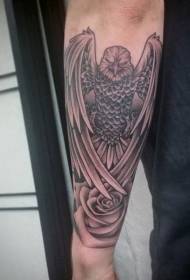 rokas noslēpumainais ērglis ar rožu tetovējuma rakstu