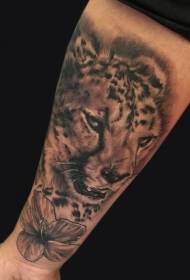 cheetah ya kijivu baridi na muundo wa tattoo ya mkono wa maua