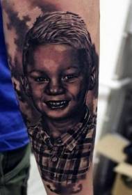 krah model i tatuazhit të djalit të buzëqeshjes së zezë dhe të bardhë