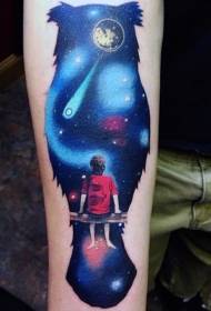 sagoma del gufo del braccio del cielo stellato con il modello del tatuaggio del ragazzino