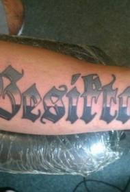 spilgts burtu tetovējuma raksts uz rokas