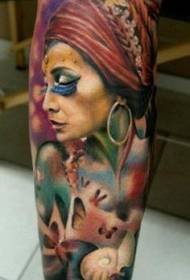 руку реалистички стил индијски женски портрет насликани узорком тетоваже