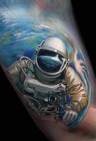 realistinen tyyli maa ja astronautti käsivarsi tatuointi malli