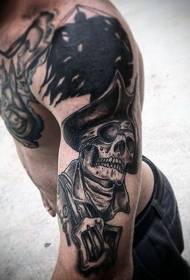 padrão preto e branco do tatuagem do crânio do pirata do braço