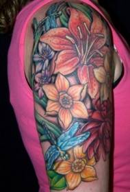 model de tatuaj cu flori tropicale cu braț mare