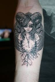 Arm Horror Style Черно и бяло Devil Girl Tattoo Pattern