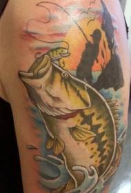 ذراع مزخرف رسمت الأسماك الملونة مع نمط الوشم الصياد