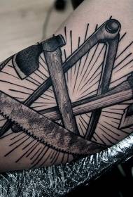 Braccio in bianco e nero vari strumenti tatuaggio modello