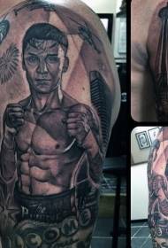 Ar roku apgleznots melns bokseris ar pilsētas tetovējuma modeli