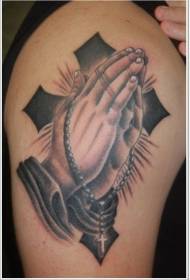Великий чорний хрест з молиться руки татуювання візерунком