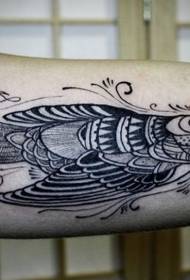 patrón de tatuaxe de paxaro negro pintado a man de escola antiga