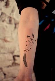 petit patró de tatuatge de ploma i ocell negre
