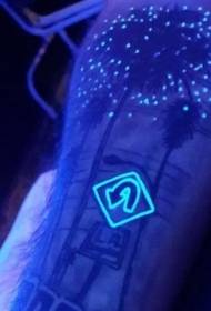 fluorescerande skylt på tatueringsmönstret för armen