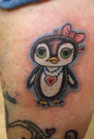 Pola penguin tato kartun yang indah di lengan
