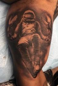 прост реалистичен черен гълъб и астронавт модел татуировка на ръка