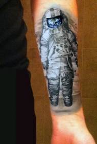 braso nga gwapa nga gipintalan nga astronaut) Ang sumbanan sa tattoo nga adunay kolor nga yuta