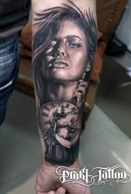paže černé a bílé realistické svůdné ženy portrét se starými hodinami tetování vzorem