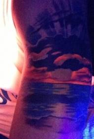 braccio tatuaggio colorato indimenticabile tramonto paesaggio marino