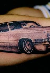 patrón realista de tatuaxe de coche rosa no brazo