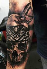 brazo cráneo de morte branco e negro e patrón de tatuaxe de puñal