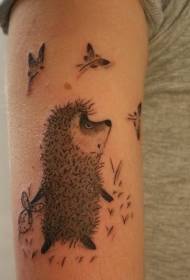 Patrón de tatuaxe de bolboreta e ourizo de debuxos animados de brazo gris