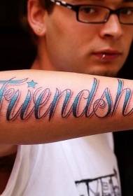 o brazo representa o patrón de tatuaxe de letra azul da amizade