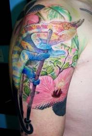 model i tatuazhit me kameleon me ngjyra të ndritshme