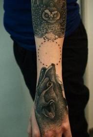 Arm Fox-avatar med ugles realistiske tatoveringsmønster