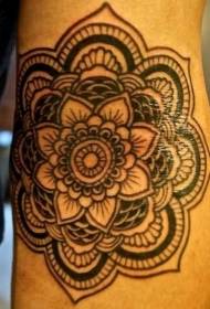 rameno čierne mandala kvetina vzor tetovanie