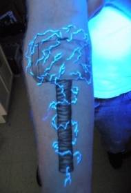 рука ужасный молоток и флуоресцентный рисунок молнии татуировки