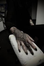 جميلة نمط الهندي نمط الحناء الوشم على الجزء الخلفي من اليد
