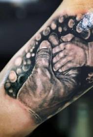 brazo lindo bebé tema negro realista mano tatuaje patrón