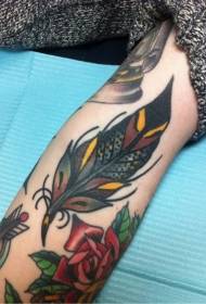 modello bellissimo tatuaggio colorato braccio di piuma vecchia scuola