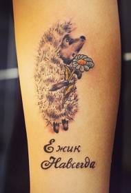 рука шикарного серого ежика с голубым цветочным узором татуировки