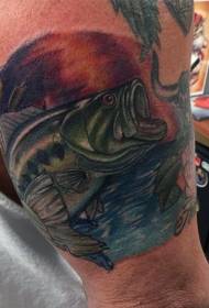 mycket realistisk färg stor fiskarm tatuering mönster