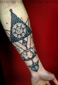 Brazo impresionante patrón de tatuaje geométrico misterioso en blanco y negro