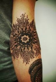 arm handgeschilderde stijl zwarte bloemen tattoo patroon