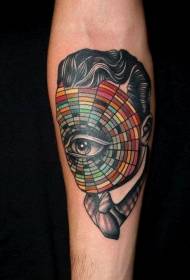 brazo increíble retrato multicolor y patrón de tatuaje en el ojo