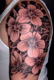 męska ręka wielki czarny kwiatowy wzór tatuażu