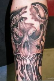 teschio in stile horror braccio bianco e nero e motivo tatuaggio bulbo oculare