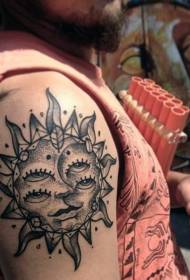 Braccio misterioso sole con due paia di occhi forati modello di tatuaggio