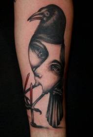 ruka misteriozna oslikana vrana u kombinaciji sa ženskim portretnim tetovažom