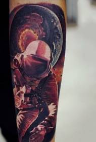 realistische kleur astronaut en planeet arm tattoo patroon