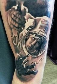 руку невјероватно обојаног узорка тетоваже портрета астронаута