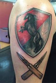 Patró de tatuatge de bracet de cavalls colorit i braç de bala)