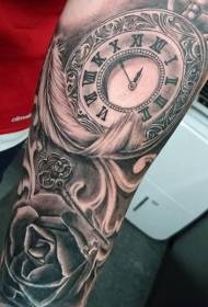 braç molt realista de ploma en blanc i negre i patró de tatuatge en clau de rellotge de rosa)